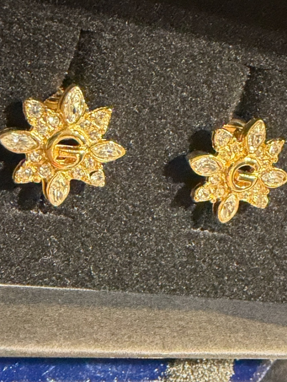 GIVENCHY Flower Crystal G Gold Plated Clip On Earrings Vintage incl box card - Picture 5 of 10